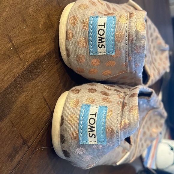 Gray Toms with Rose Gold dots size 9.5 barely worn no stains - Picture 4 of 4